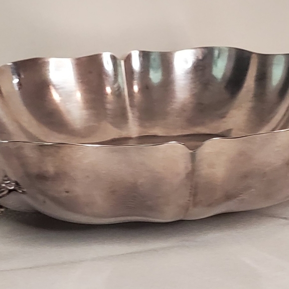 Silver-plated Chippendale Wm A Rogers footed dish 8 1/2" across 2" H - Picture 5 of 9